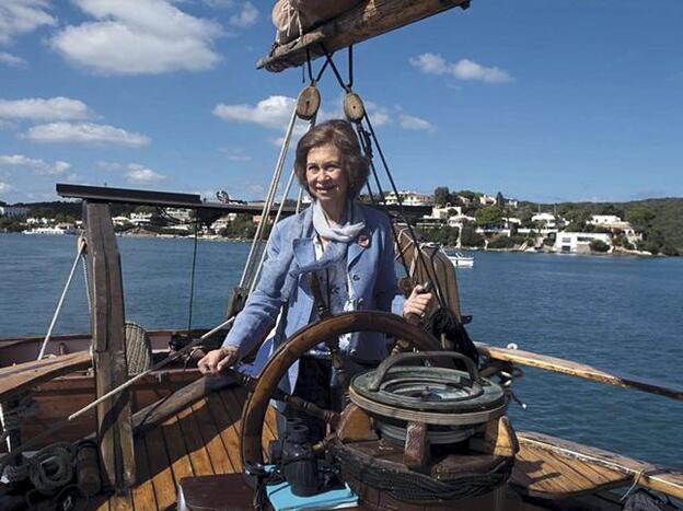 Doña Sofía está muy comprometida con la limpieza del mar.