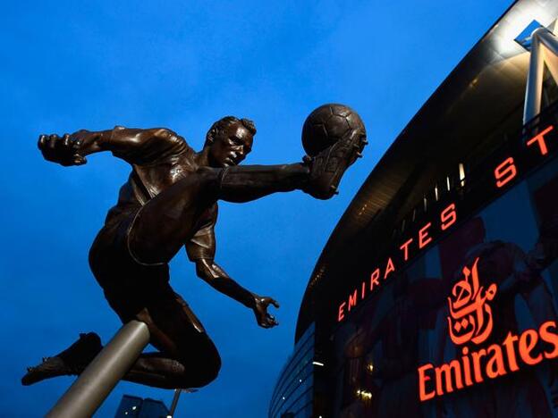 La estatua de Denis Bergkamp a las puertas del Emirates Stadium de Londres.