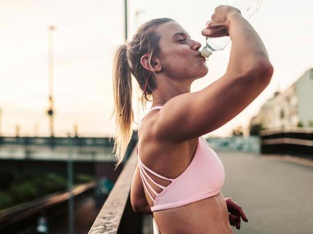 La manera en la que bebemos agua durante el entrenamiento importa más de lo que piensas.