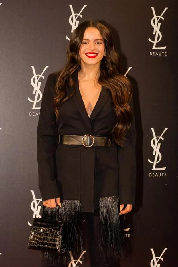 Rosalía se decantó por un traje negro ceñido a la cintura y un potente labial rojo de la nueva colección de YSL.