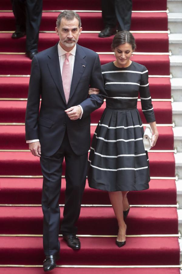 Letizia reinventa el look 'navy' con un vestido nuevo en Perú