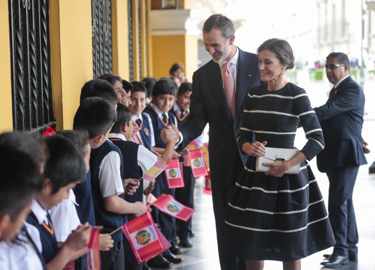 Los detalles del primer look de doña Letizia en Perú