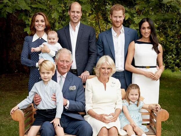 Carlos de Inglaterra junto a su familia.