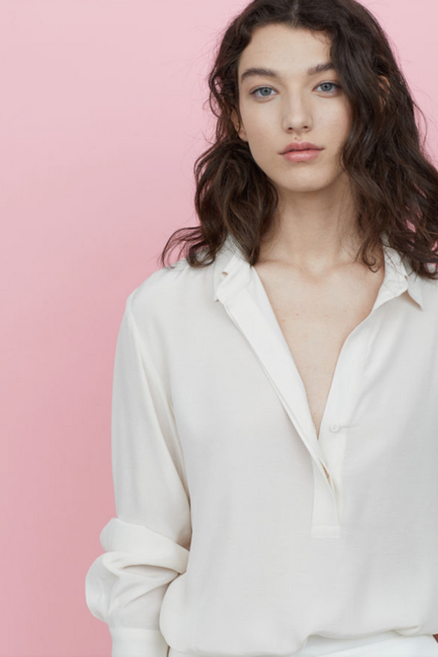 Una blusa blanca clásica de H&M, con las mangas ligeramente sofisticadas.