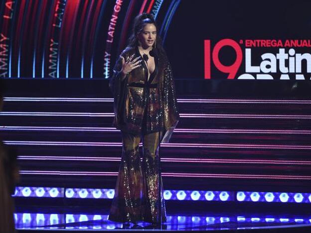 Rosalía durante su discurso al recoger uno de los Grammy Latinos que le dieron, el de mejor Fusión/Interpretación Urbana por "Malamente".