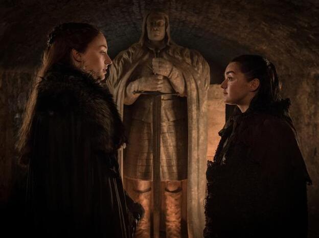 Sansa Stark (Sophie Turner), candidata VIP al Trono de Hierro, con Arya