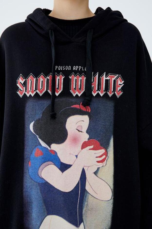 Esta sudadera de Blancanieves te hará caer en la tentación
