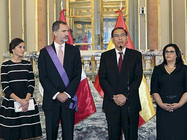 Los Reyes de España junto a Martín Vizcarra y Maribel Díaz./cordon press.