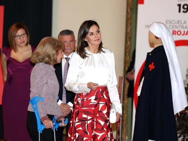 La Reina Letizia repite look y vuelve a vestirse de 'chica de la Cruz Roja'