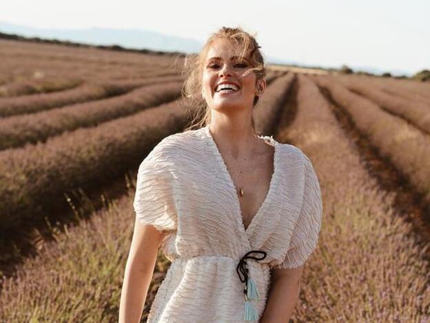 Adriana Abenia y su radical cambio de look de rubia a morena