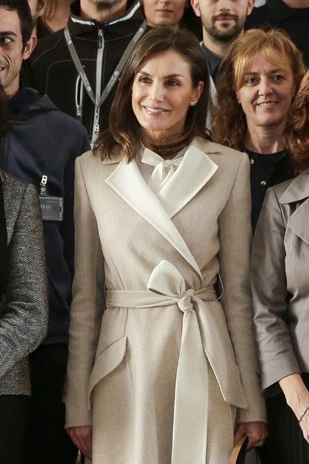 La Reina Letizia repite uno de los abrigos que más le favorece