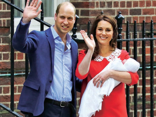 El príncipe Guillermo y Kate Middleton con su hijo Louis recién nacido.