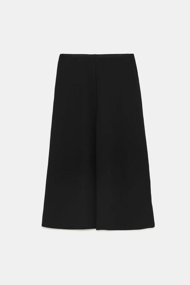 Los pantalones "culotte" completan el "outfit" de Zara.