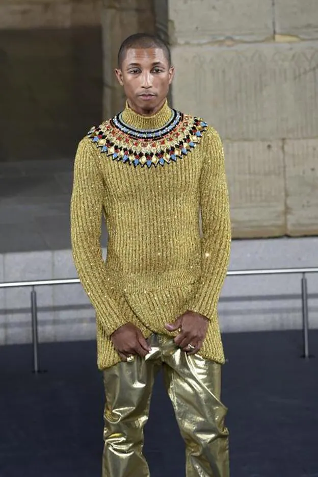 El rapero Pharrell Williams con look dorado.