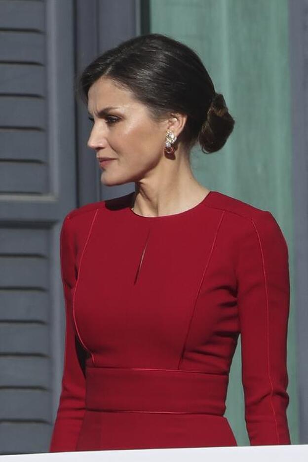 La Reina Letizia recurre a un antiguo look para el acto de homenaje a la Constitución