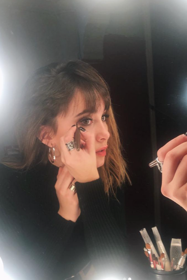 Aitana, probando el "eye liner" de Rimmel London.