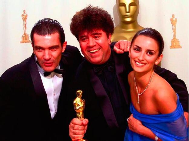 Antonio Banderas y Penélope Cruz con Pedro Almodóvar en una foto de los Oscar del año 2000./gtres.