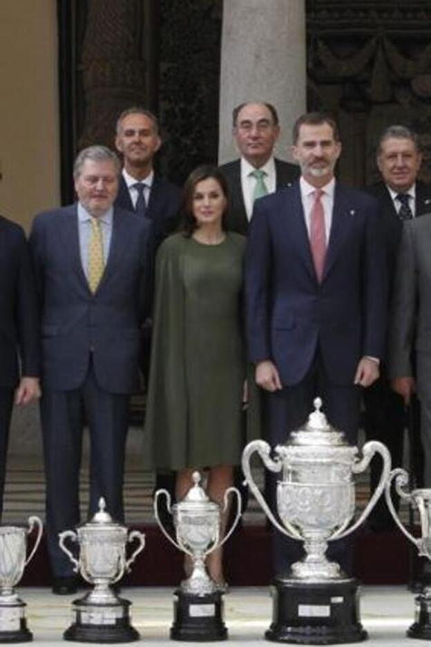 El look con capa de Letizia