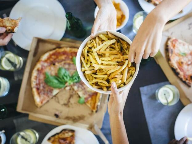 La comida rápida tiende a superar el nivel de calorías permitidas y a favorecer la obesidad, la diabetes y la hipertensión.