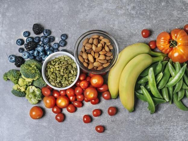 Lo aconsejable es comer unas dos o tres piezas de fruta al día y unas dos raciones de verdura.