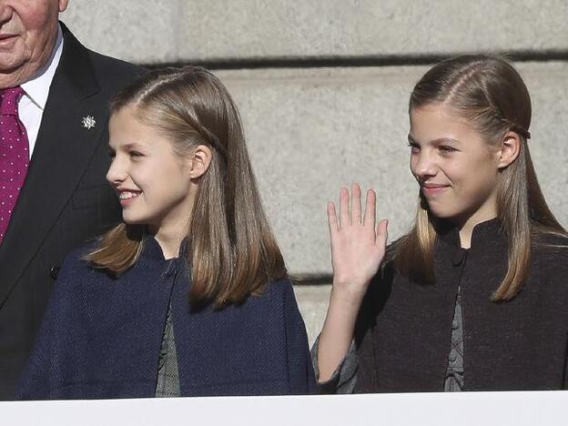 El look con capa de Letizia que han replicado sus hijas