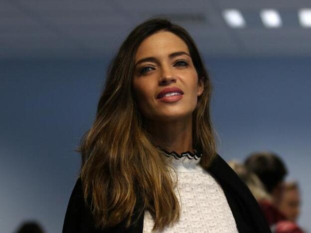 Sara Carbonero hará que lleves la falda midi con deportivas ¡y cazadora!