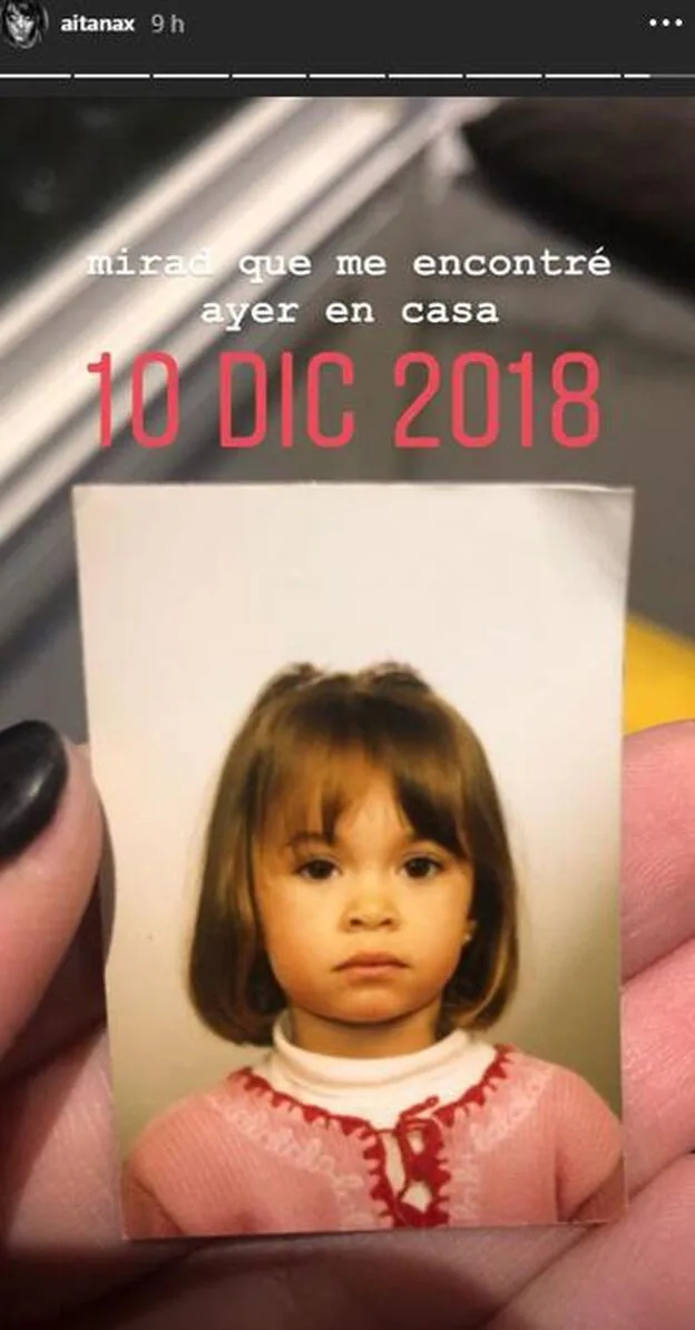 Aitana Ocaña muestra una foto de su infancia.