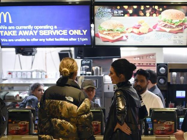 Kendall Jenner con una amiga en el McDonald