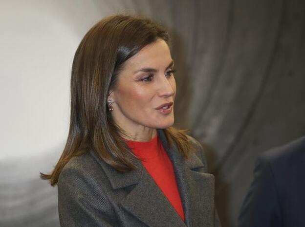 Letizia vuelve a la sobriedad y recicla su abrigo de 'influencer'