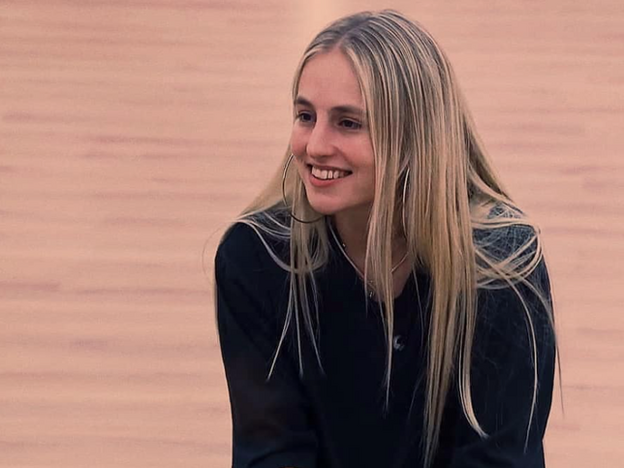 Atención al truco genial de María Villar para lucir pendientes de aro