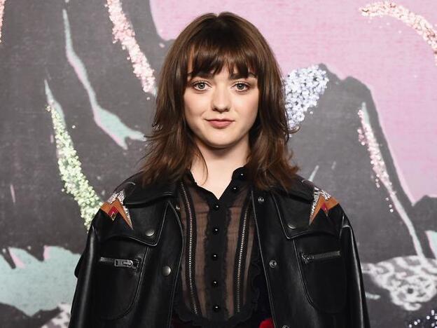 Maisie Williams cambia de look y convierte su nueva melena rosa en una fantasía