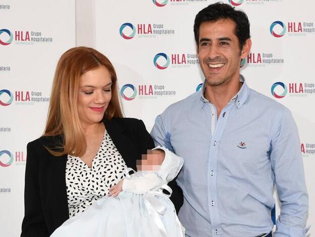 Víctor Janeiro y Beatriz Trapote han posado felices junto al pequeño Oliver a la salida del Hospital.