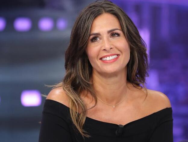 Nuria Roca ha dado con la blusa con mangas abullonadas que mejor queda