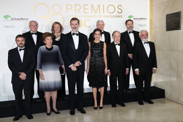 Letizia brilla en los Mariano de Cavia con el vestido de lentejuelas más elegante para Navidad