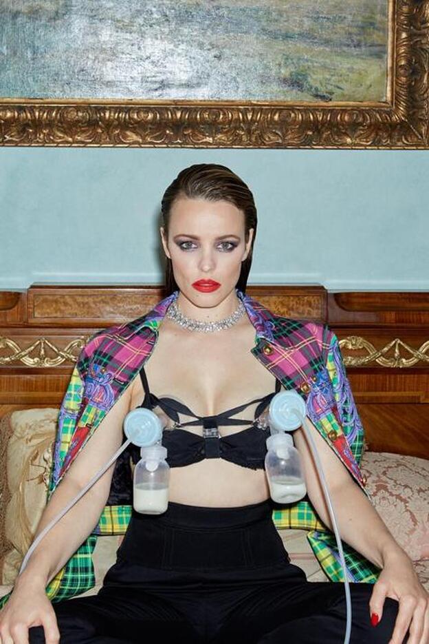 La impactante foto de Rachel McAdams: de Versace y con sacaleches