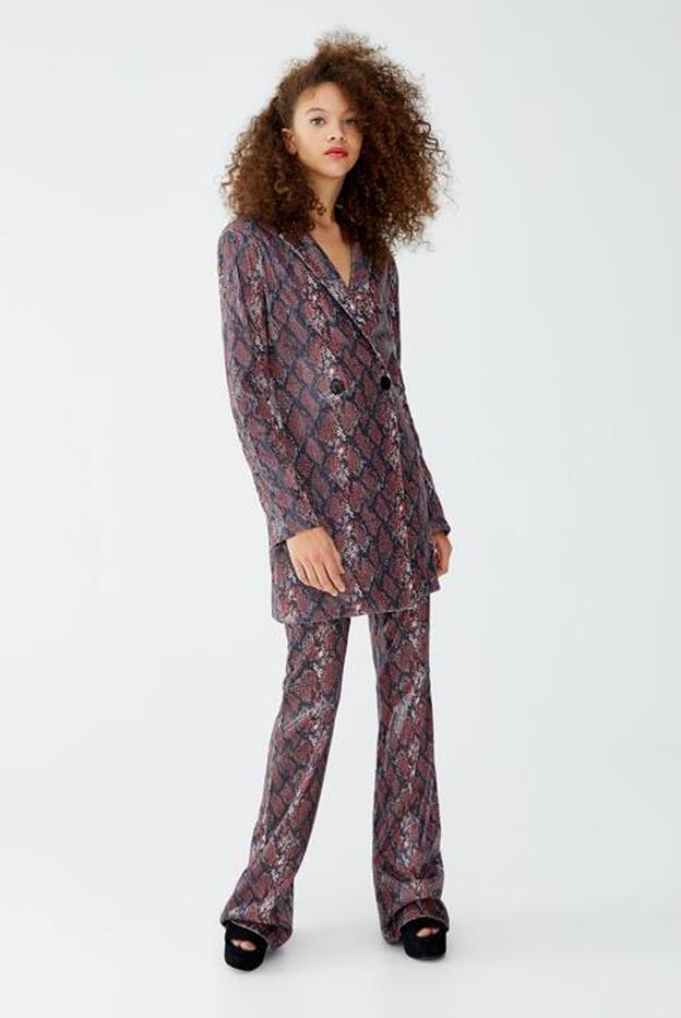 Serpiente y lentejuelas: este traje de Pull&Bear lo tiene todo para triunfar