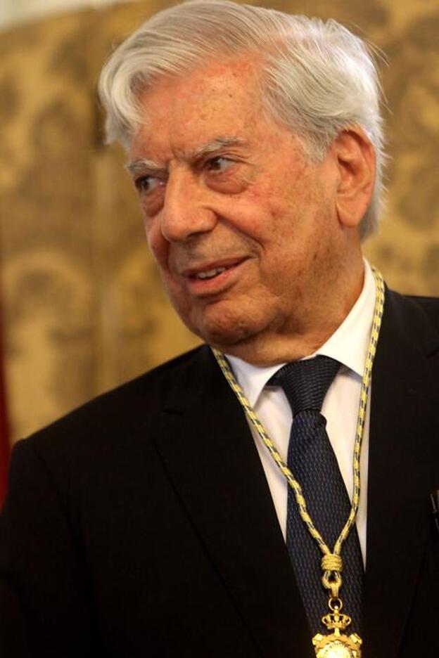 Mario Vargas Llosa felicita a Miriam Saavedra por si victoria en 'GH VIP 6'. Pincha sobre la foto para ver los concursantes de la edición del 'reality' que acaba de terminar./cordon press.