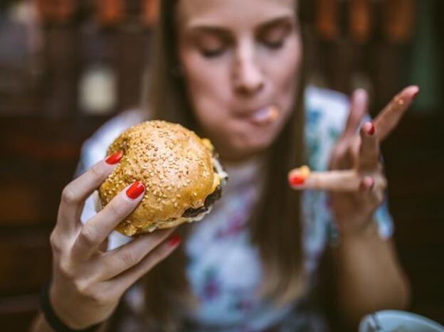 ¿Gastas mucho dinero en comida basura? Seguramente te desvelas demasiado