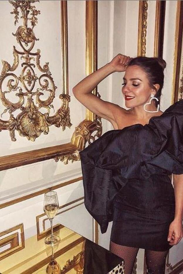 Esta Nochevieja apuesta por un vestido mini negro como My peep toes