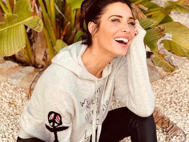 Pilar Rubio felicita la Navidad con el minivestido negro que hace tipazo