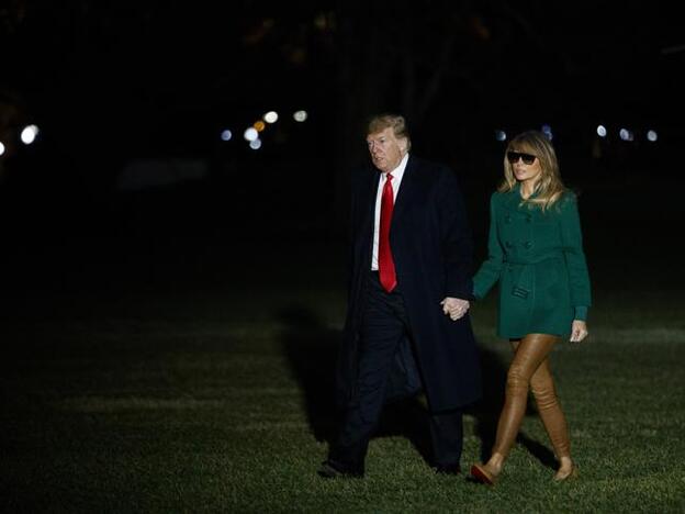 Melania Trump se decantó esta vez por unos leggings de piel en color camel.