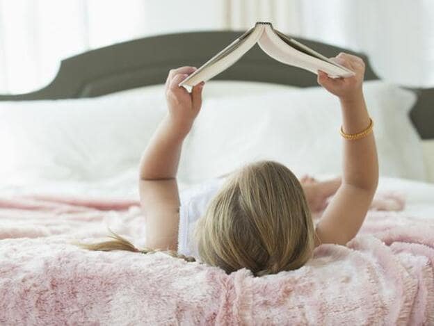 Una niña leyendo./getty images