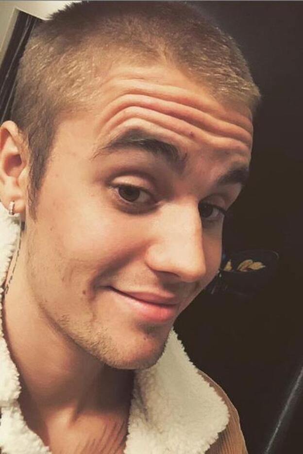 Justin Bieber se tatúa la cara