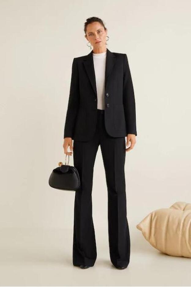 Traje de chaqueta negro, de Mango.