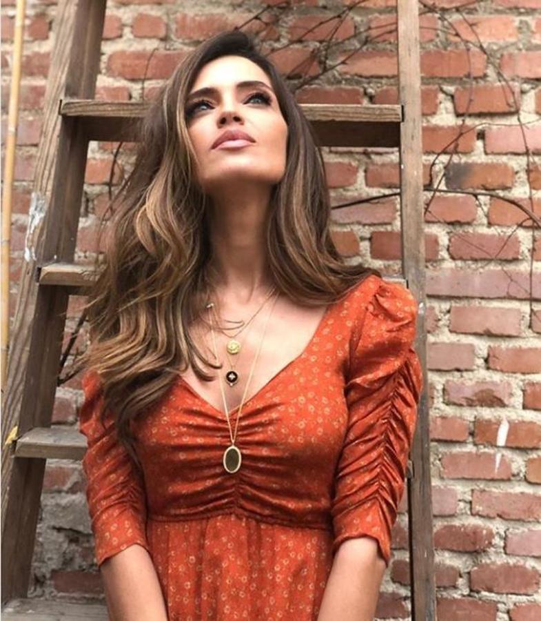 10 ideas de rebajas para copiar el vestido de Sara Carbonero