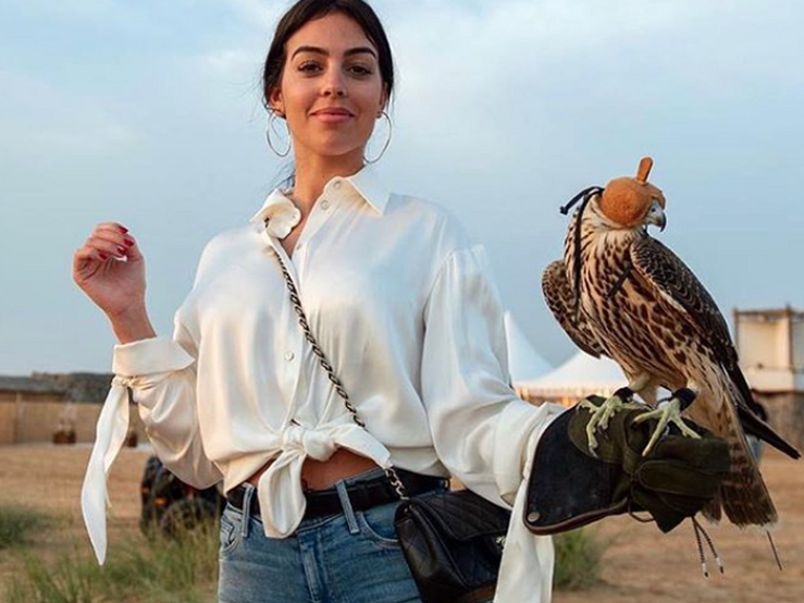 Georgina Rodríguez lleva la camisa de satén que vas a querer copiar de inmediato