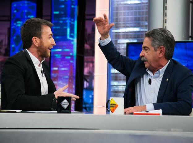 Tenso encuentro entre Pablo Motos y Revilla: "Me das la mano como si oliese mal"