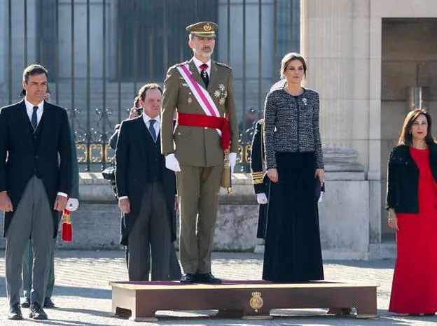 Don Felipe y doña Letizia flanqueados por Pedro Sánchez y Ana Pastor durante la Pascua Militar./Gtres