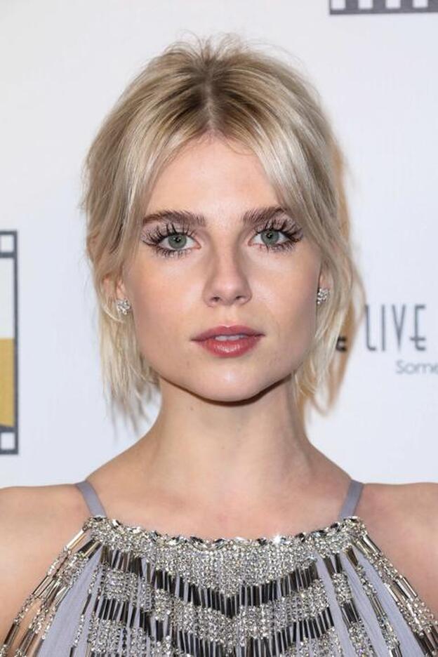 Lucy Boynton se convierte en el nuevo icono de belleza con un recogido perfecto