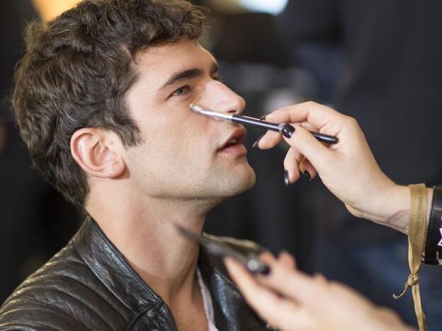 ¿Será 2019 el año en que se normalice el maquillaje para hombres?